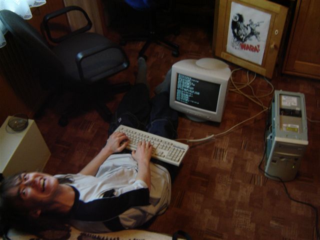 Michal installing Linux on a friend's computer in 2005